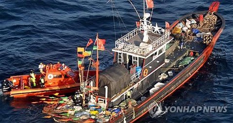 Tàu tuần tra Hàn Quốc áp sát tàu cá Trung Quốc